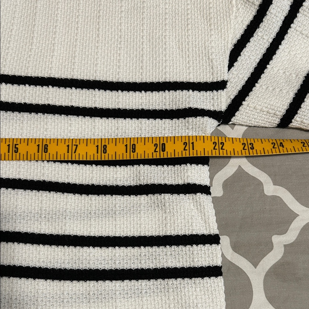 Adrianna Papell Off White Textured V-Neck Sweater - Picture 8 of 12